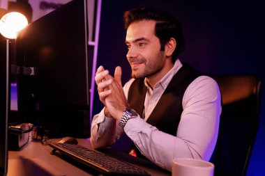 Gülümseyen akıllı işadamı, Mor Neon Dark Home Office 'in gelecek çeyreğinde ürün veritabanında iş grafikleri araştırma hedef pazarıyla uzaktan satış ekibiyle buluşacak. Tahmin et..