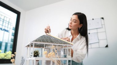 Modern ofiste cetvel ve kalem ölçme modeli çatı uzunluğu kullanan profesyonel, genç ve güzel mimar mühendisi. Yaratıcı tasarım ve canlı konsept. Tertemiz..