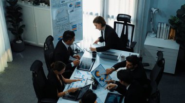 Toplantıda birlikte çalışan zeki iş adamlarının üst düzey görüşü. Menajer finansal belgeye bakarken borsaya yatırım yapmaya karar veriyor. İş adamları iş verilerini analiz eder. Müdürlük.