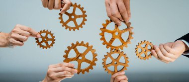 İş dünyasının panorama pankartı, dairesel ortaklığın başarılı grubunu ve verimli bir verimlilikle birlikte iş yerinde güçlü bir takım çalışması birliğini sembolize eden çarka katıldı. Kurnaz.