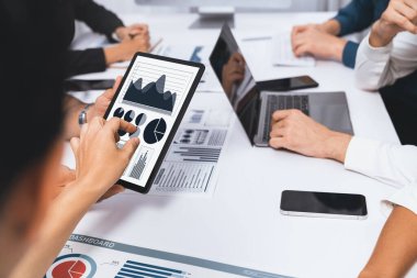 Analist ekibi finansal verileri analiz etmek için BI Fintech ekran tableti kullanıyor. İş adamları BI yazılım teknolojisi torpido gücünün ticari pazarlama planlamasında kullanılacak gücü analiz ediyor. Tedbirli