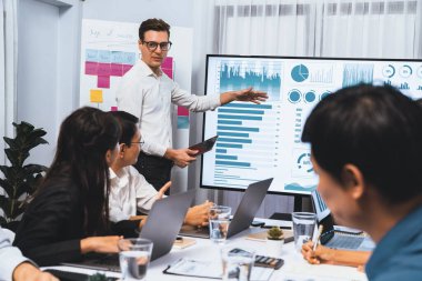Ofiste sunum ya da analist ekibiyle toplantı odasında mali verileri analiz etmek için BI Fintech 'i kullanmak. İş adamları stratejik planlama için TV ekranında BI gösterge panelini inceliyor.