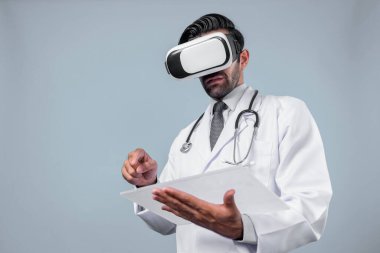 Doktor beyaz arka planda tıbbi tabloya bakarken sanal gerçeklik gözlüğü takıyor. Laboratuvar önlüklü profesyonel doktor başvuru formunu tutarken VR gözlüğü kullanıyor. Sapma.