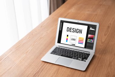 Web sayfasının modern tasarımı ve bilgisayar ekranında gösterilen ticari reklamlar için grafiksel tasarımcı yazılımı