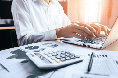 İş adamı muhasebeci ya da finans uzmanı şirket ofisindeki iş raporu grafiğini ve finans şemasını analiz eder. Finans ekonomisi, bankacılık sektörü ve borsa araştırmaları kavramı. uds