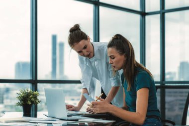 Profesyonel iş kadını, mali planı istatistiksel belge kullanarak tartışır. Modern ofiste beyin fırtınası yapan ve fikir paylaşan bir grup iş adamı. Birlikte çalışmak ve iş yapmak. İzleme.