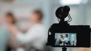 Arka görünüm, kamera ekranının arkasında iki kadın nüfuzlu görüntüleyicinin video görüntülerini, video görüntülerini, kıyafetleri, sosyal medyayı ya da blogu görüntülemesini gizler. Canlı yayın için stüdyo ışıklandırmalı kızlar canlı yayın pazarlama kayıt oturumu