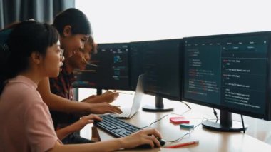 Yavaş çekim arkası yazılım geliştirici mühendisi bilgisayar programlama için birlikte çalışarak hata ayıklama kodunu çözüyor, ofiste monitörde karmaşık algoritmaları çözüyor. Filizlenen