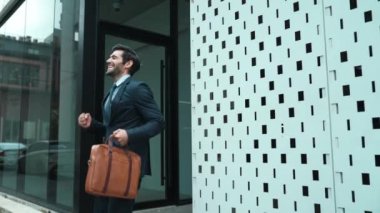 Terfiyi kutlamak ya da sokakta yürürken iyi haberler almak için yürüyen ve dans eden yetenekli bir iş adamı. Yetenekli proje yöneticisi ya da lider aşırı sevinç duygularını ifade ediyor. Sevinçli.