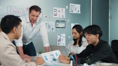 Bir grup profesyonel yatırımcı beyaz iş adamına pazarlama stratejisini soruyor. Şirket iş ekibi yeni ürün planlama ve piyasaya sürme konusunda beyin fırtınası yapıyor. Yönlendirici.