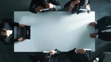 VR kulaklık takan çeşitli veri analistlerinin yukarıdan aşağıya hava görüntüsü ve masadaki el hareketleriyle yönetici yöneticilerin dizüstü bilgisayarından canlı yayınlanan verileri manipüle etmek. Müdürlük.