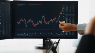 Hisse senedi borsası pazarlamasını analiz eden yavaş çekim şirketindeki yatırımcılar, kayıp için mum bar fiyatını analiz eden monitörlere bakıyor ve kazanç ve kâr elde ediyor. Filizlenen