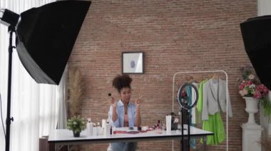 Kadın nüfuzlu kişi canlı yayında video görüntülerini çekiyor. Makyaj çok önemli sosyal medya ya da blog. Kozmetik stüdyosu ışıklandırmalı mutlu genç kız çevrimiçi pazarlama oturumu yayını için..