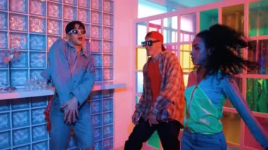 Genç İspanyol dansçı gece kulübünde dans ederken kameraya bakıyor. Serbest stil müzik eşliğinde dans eden profesyonel sanatçı çok kültürlü hipster ya da çeşitli arkadaşlar tarafından destekleniyor. Mutluluk.