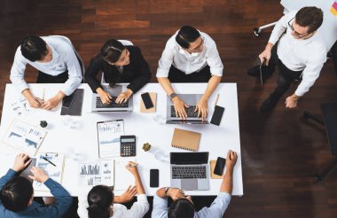 Ofiste sunum ya da analist ekibiyle toplantı odasında mali verileri analiz etmek için BI Fintech 'i kullanmak. İş adamları stratejik planlama için TV ekranında BI gösterge panelini inceliyor.