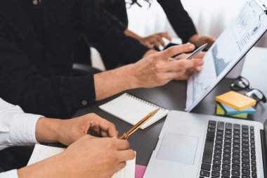 Veri analistleri ofis çalışanlarından oluşan bir ekip, mali, trend ve pazarlama verilerini analiz etmek için iş istihbaratı BI gösterge paneli üzerinde işbirliği yapmaktadır. BI yazılım kullanım sürücüsü iş başarısı. Tedbirli