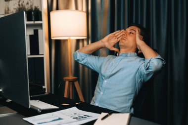 Dinamik veritabanı pazarlama analizi ile PC ekranındaki iş paragrafını araştıran stresli finansal analistin gece vakti modern ev ofisinde aylık rapor hazırlamasını düşünüyorum. Bireysel.