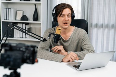 Akıllı yayın kanalının sunucusu kamerayla kayıt yapıyor sosyal medyada canlı yayın yapıyor, sosyal medyada yayın yapıyor, kulaklık takıyor ve modern stüdyoda video kaydediyor. Bireysel.