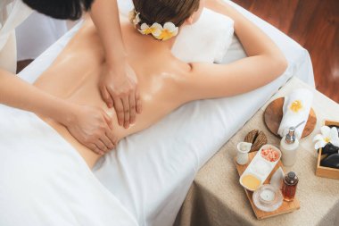 Kafkasyalı kadın müşteri stres önleyici spa masajının keyfini çıkarıyor ve lüks otel ya da oteldeki gündüz açık ortam güzellik salonunda güzellik teniyle eğleniyor. Sessiz.