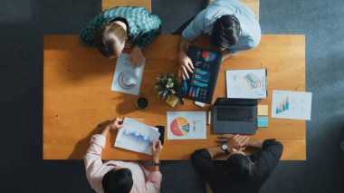 İşletme ekibinin en iyi görüntüsü toplantıya katılırken, verileri analiz etmeye hazırlanıyor. Bir grup farklı insan yaratıcı planlar yapıyor ve konferansa katılırken bir yandan da proje üzerinde çalışıyorlar. Cemaat.