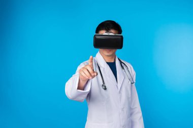 Meta evreni bağlayan VR kulaklık takan zeki doktor analitik tıp araştırmasını seçerek mavi arkaplan fütüristik teknoloji hologramı sanal gerçeklik akıllı meta dünyayı izole etti. Entrika.