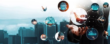 İletişim teknolojisi, akıllı bağlantı IOT ve insan ağ teknolojisi kavramı. Güvenli internet ağına ve bulut hesaplama sunucularına bağlanmak için bağlantı aygıtı kullanan insanlar
