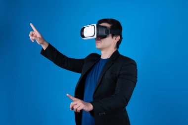 VR kulaklık takan profil işadamı, metaevren dokunmatik zoom 'u sanal gerçeklikte mavi arkaplan fütüristik teknolojisini izole ederek ilginç iş verilerine bağlamaya çalışıyor. Entrika.