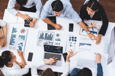 Üst düzey analist ekibi toplantı odasındaki mali verileri analiz etmek için BI Fintech 'i kullanıyor. İş anlayışı ve stratejik pazarlama planlaması için kağıt üzerinde analitik BI gösterge paneli. Tedbirli