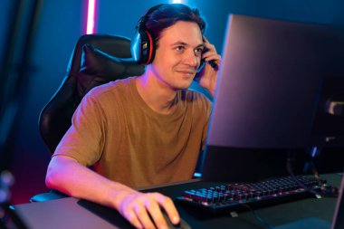 Kazanmak için çevrimiçi oyun oynayan akıllı flama makinesinin sunucu kanalı, neon ışıklı odada seçilen takım yarışması için izleyicilerle birlikte canlı yayında canlı yayında kulaklık takıyor. Bireysel.