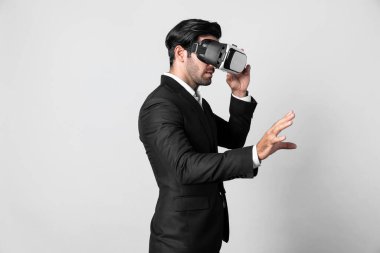 Profesyonel, zeki iş adamı, VR gözlük takarken elinde bir şey tutuyor. Sanal gerçeklik gözlüklü Kafkas proje yöneticisi beyaz arka planlı mevcut teknoloji yeniliği. Sapma.