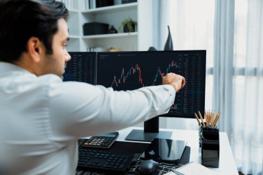 İki borsa yatırımıyla danışman ya da ortağı arayan tüccar işadamı, veri analizini yüksek kârlı dinamik teknoloji borsasına yatırım yapmak için karşılaştırdı. Tahmin et..