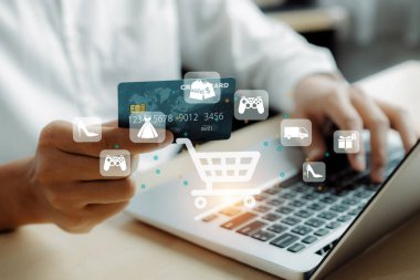 Müşteri çevrimiçi platform seçerek hologram grafik arayüzü kontrol cihazını aç. Akıllı tüketici dokunmatik aygıtı. Nakitsiz teknoloji alışveriş envanteri kullanarak e-ticaret uygulaması aç. Siber Nakit.