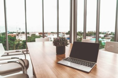 Ofis çalışma alanındaki masada açık kapaklı dizüstü bilgisayar. uds