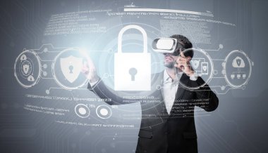 Beyaz proje yöneticisi güvenlik sisteminin hologramına bakarken VR gözlük takıyor. Akıllı iş adamı görsel gerçeklik gözlüğü kullanırken metaevren planına ve gizlilik koduna erişiyor. Sapma.