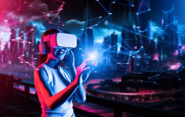 Meta-meta 'da siber punk stilinde ayakta duran zeki kadınlar metaevrene bağlı VR kulaklık takarlar, gelecekteki siber uzay teknolojisi, kadın sanal nesneye dokunmak için işaret parmağı kullanır. Halüsinasyon.