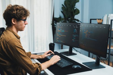 Bilgisayar ekranında çevrimiçi yazılım geliştirme kodlaması oluşturma konusunda stresli bir şekilde çalışan IT geliştiricisi, modern ofisteki web sitesi projesinde en son sürüm uygulaması için düşünme programı. Toplayıcı.