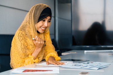 Başarılı Orta Doğulu Müslüman iş kadını ofiste çalışıyor. Uluslararası iş başarısı kavramı. uds