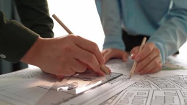 Mimari döküman, ölçüm araçları ve ahşap blokların modern ofiste etrafa saçıldığı masa üzerine planlar yapma konusunda akıllı mimar ve güvenlik mühendisi tartışması. - Yakın çekim. Tanımlama.