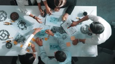 Türbin motor tasarımını gösteren ve hakkında konuşan yetenekli mühendisin en alt görüşü. Yetenekli tasarımcı veya teknisyen grubunun hava görüşü elektronik jeneratör inşaatını açıklıyor. Hizalama.