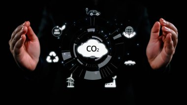 İş adamı CO2 emisyonlarını azaltmak için girişimlerde bulunuyor ve net sıfır hedefliyor. Daha yeşil bir gezegenin karbondioksitini azaltarak sürdürülebilirliğe olan bağlılığını gösteriyor. Kullanıcı Kimliği