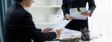 Kurumsal muhasebeci ekibi vergi iadelerini hesaplamak ve en yüksek seviyeye çıkarmak için hesap makinesi kullanır ve finansal veri raporuna dayanarak finansal performansı artırır. Panorama 'daki modern muhasebe. Kurnaz.