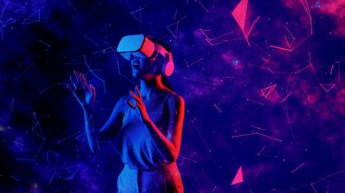 Heyecanlı gülümseyen Asyalı kadın VR metaevrenine bakıp mavi neon dijital evreni işaret ederek yıldızlı zodyak sanal uzay fantastik keşif nebulası meta-dünya. Halüsinasyon.