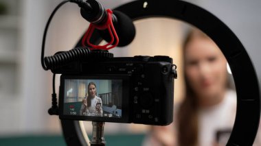 Arka görünüm kamera ekran etkileyicisi canlı yayın video görüntüleme makyaj prim sosyal medya veya blog çekim. İnternetteki pazarlama kaydı için kozmetik stüdyosu ışıklandırması olan kız.