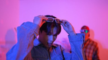 Çekici Asyalı dansçı, gündelik kıyafetleriyle dans ediyor ve arkadaşına tezahürat yapıyor. Kafkasyalı bir adam ve İspanyol bir hippi sokak dansı yaparken bir yandan da mutlu bir takıma bakıyorlar. Mutluluk.