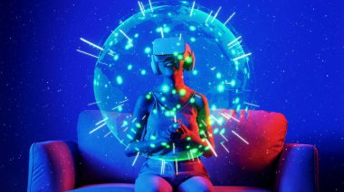 VR çemberindeki bir kadının kanepesinde otururken sinyal noktası istasyonu uluslararası dünya haritası neon ışıkta. Fütürist teknoloji küresel bağlantı tasarımı 3D dijital grafik. Halüsinasyon.
