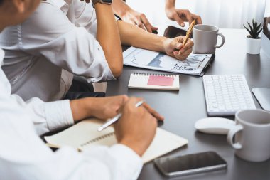Çeşitli ofis çalışanlarından oluşan bir grup, ofis çalışma alanına yapışkan bir notla stratejik iş pazarlama planlaması üzerine beyin fırtınası yapıyor. İş yerinde olumlu ve verimli bir takım çalışması. Tedbirli.