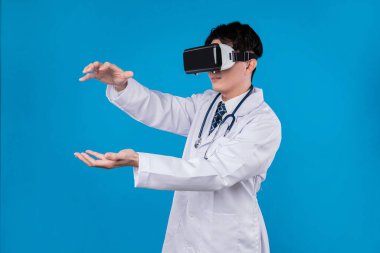 VR kullanan steteskoplu bir doktor mavi arka planda araştırma hastalığı verilerini tutuyor. Poster, afiş ve eğitici materyal yenilikleri için tıbbi teknoloji tasarımı 3 boyutlu hologram. Entrika.