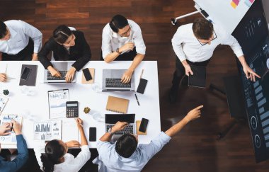 Ofiste sunum ya da analist ekibiyle toplantı odasında mali verileri analiz etmek için BI Fintech 'i kullanmak. İş adamları stratejik planlama için TV ekranında BI gösterge panelini inceliyor.
