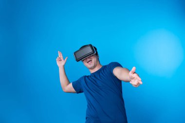 VR takan akıllı oyuncu metaevren dünyasına dönüyor, silah avcılığı oynuyor, mavi arka planda zafer hayvan avcılığı yapan fütüristik teknoloji hologramına bağlanıyor, sanal gerçeklik. Entrika.