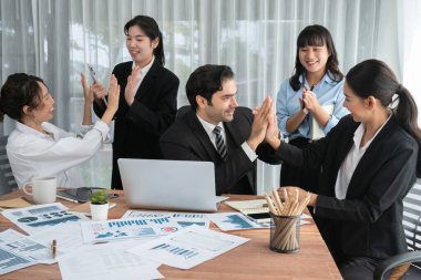 Bir grup mutlu iş adamı beşlik bir jest ve başarılı bir takım çalışması yapıyor. Çeşitli yarış bürosu çalışanları şirket ofisinde pazarlama planlamasında ilerleme kaydettikten sonra kutlama yapıyorlar. Habiliment